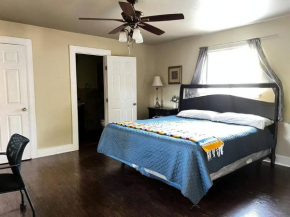 Luxury King Suite 9 Min to Convention Center